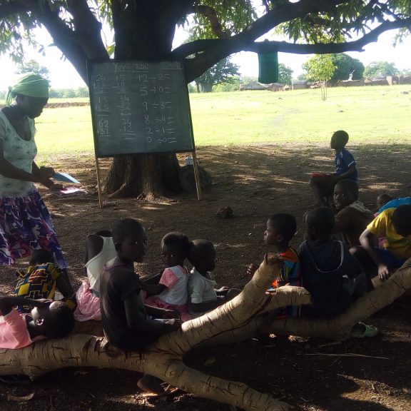 Luisa. Proyecto de la ONG School for Life llamado School under the tree donde se imparten clases a media tarde4